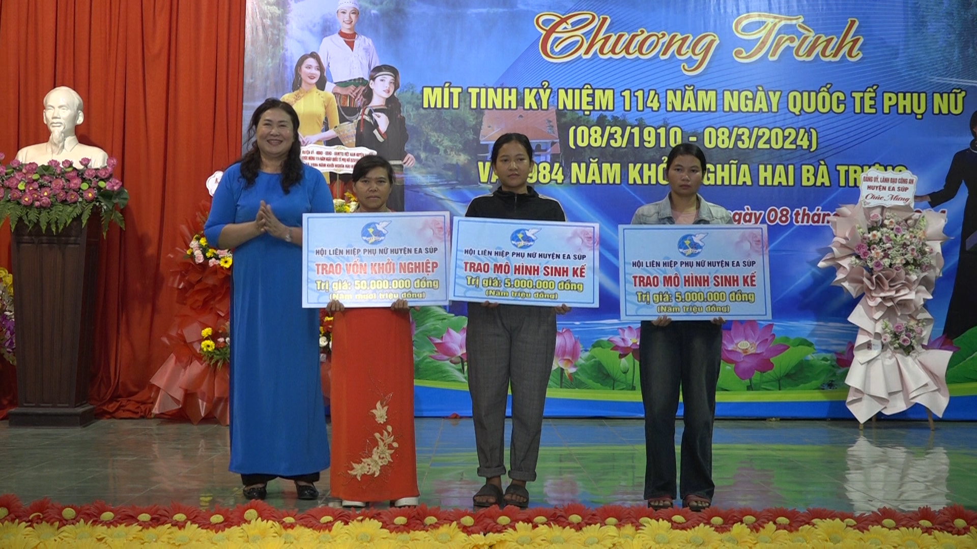 Hội LHPN huyện trao mô hình sinh kế cho hội viên phụ nữ 